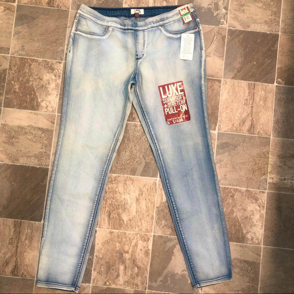 [SOLD] L.E.I. Pull On Jeggings